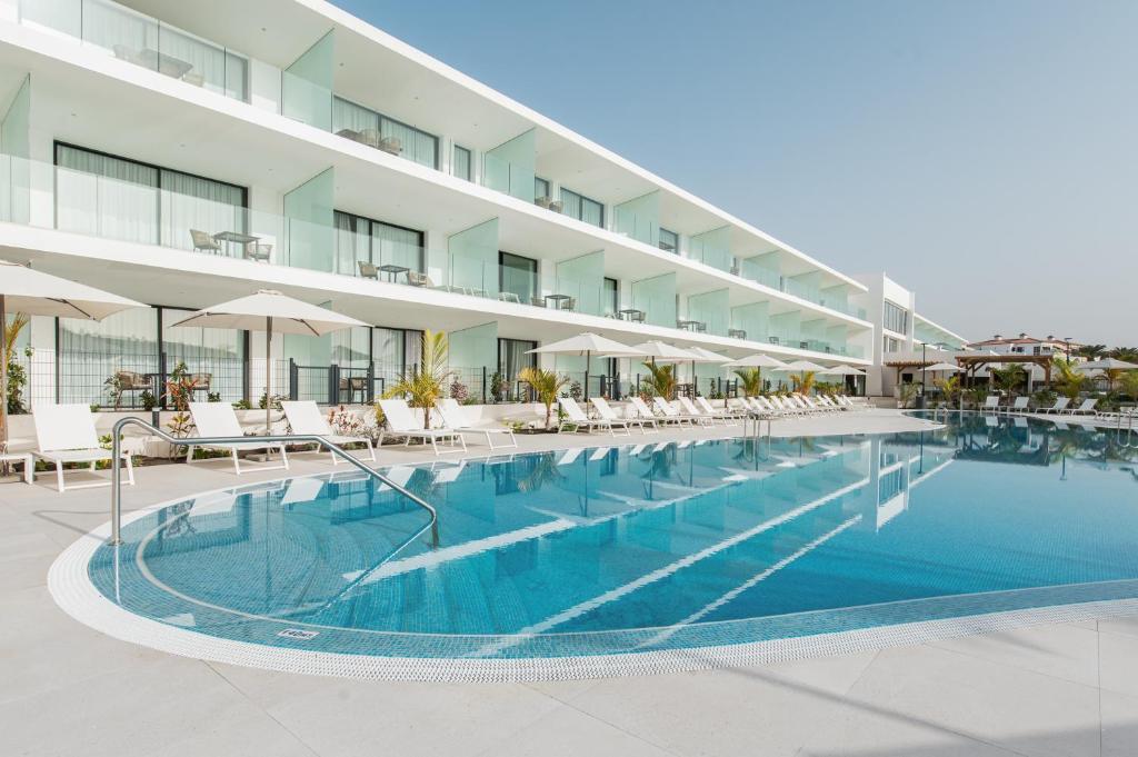 Piscina climatizada Amarilla Golf Residences